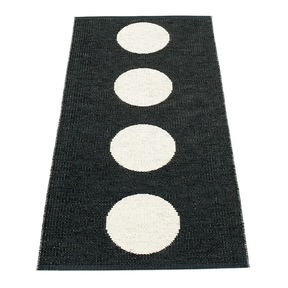 Vera Teppe Sort / Vanilla, 70×150 cm v:8696325 Vera Teppe Sort / Vanilla, 70×150 cm v:8696325