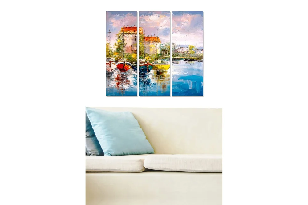 Trelerretsbilde 3-delt 50×70 cm – Vakker havn med fargerike båter og pittoreske bygninger ved vannet v:2518616